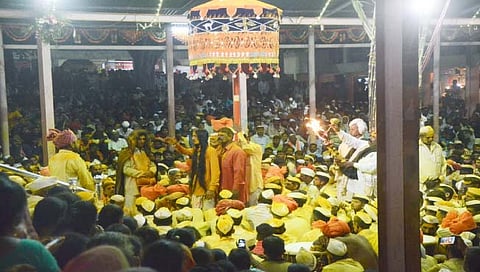 आप्पाचीवाडी : खडक मंदिर येथे भाकणूक कथन करताना सिद्धार्थ डोणे  महाराज (वाघापुरे). शेजारी भाविक.