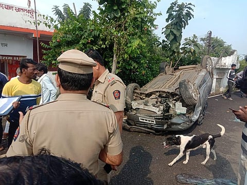 नागपूर : खड्डा चुकविण्याच्या नादात कार उलटून ४ जणांचा मृत्‍यू