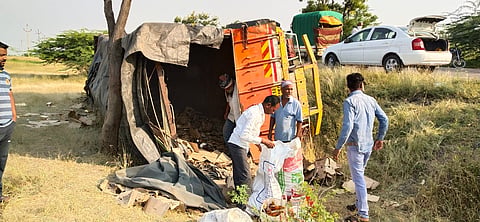 पुणे : उंडवडी कडेपठार येथे दारुचा ट्रक पलटला; नागरिकांनी बाटल्‍या पळवल्‍या