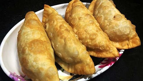 Karanji Recipe : कुरकुरीत करंजी कशी कराल? 