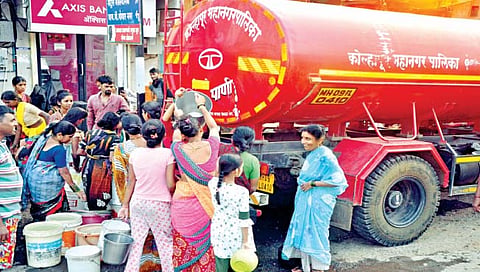 कोल्हापूर : शिंगणापूर बंधारा दुरुस्तीमुळे शहरातील काही भागात टँकरचे पाणी घेण्यासाठी महिलांनी गर्दी केली. (छाया : नाज ट्रेनर)