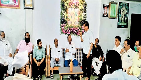 फोटो : 0014

कोल्हापूर : सर्वपक्षीय हद्दवाढ कृती समितीच्या बैठकीत बोलताना अ‍ॅड. बाबा इंदुलकर. सोबत सुभाष जाधव, आर. के. पोवार, बाबा पार्टे, जयुकमार शिंदे आदी. (छाया : पप्पू अत्तार)