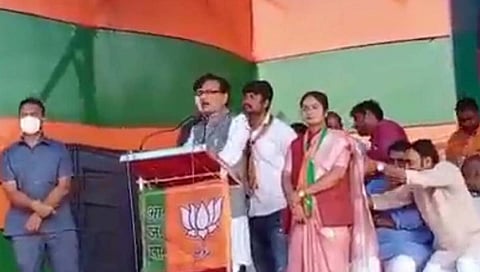 MP Minister : मध्‍य प्रदेशमधील मंत्र्यांने महिला उमेदवाराच्या केसात घातला हात, व्हायरल video वरून काँग्रेसची टीका