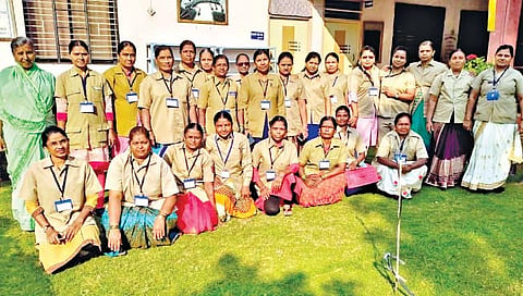 कोल्हापूर : पुरुषांच्या खांद्याला खांदा लावून कर्तव्य बजावणार्‍या ‘वायरवूमन’. (छाया : पप्पू अत्तार)