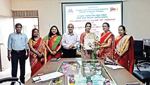 कोल्हापूर : सायबर वूमेन्स कॉलेजमध्ये आयोजित व्याख्यानप्रसंगी 
डॉ. मंजुश्री पवार यांचे स्वागत करताना प्राचार्य डॉ. ए. आर. कुलकर्णी, ज्योती हिरेमठ, तेजस्विनी चिले आदी.                                   (छाया ः नाज ट्रेनर)
