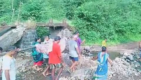 बावले  ग्रामपंचायत लोकप्रतिनिधी आजारी पडल्‍या. ग्रामस्थांनी त्‍यांना डोलीमधून डॉक्‍टरांकडे नेले. 