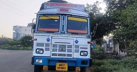जळगाव : गुरांची वाहतूक करणाऱ्या ट्रकसह दोघेजण ताब्यात