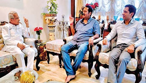कोल्हापूर : दै. ‘पुढारी’चे मुख्य संपादक पद्मश्री डॉ. प्रतापसिंह जाधव व ‘पुढारी’चे चेअरमन डॉ. योगेश जाधव यांच्याशी चर्चा करताना खा. श्री. छ. उदयनराजे भोसले.                                   (छाया ः पप्पू अत्तार)