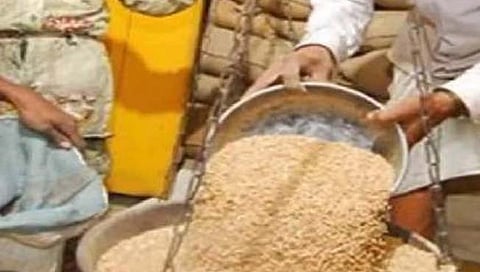 शिरोळ : टेम्पोत रेशनच्या धान्याऐवजी ज्वारीची पोती कशी ?