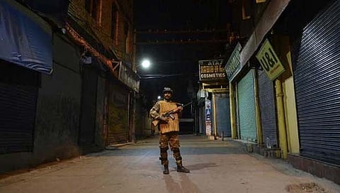 श्रीनगर येथे दहशतवाद्यांनी पोलिस कर्मचाऱ्याची गोळ्या झाडून केली हत्या