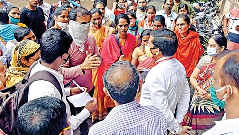 कोल्हापूर : शिवाजी पेठेतील गर्ल्स हायस्कूल परीक्षा केंद्रावर माध्यमिक शिक्षणाधिकारी यांच्यासमोर गार्‍हाणे मांडताना परीक्षार्थी.