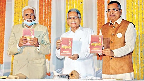 पुणे  : ‘यदुवंश’ या पुस्तकाचे प्रकाशन करताना दै. ‘पुढारी’चे मुख्य संपादक पद्मश्री डॉ. प्रतापसिंह जाधव, अण्णासाहेब जाधव, प्रा. नामदेवराव जाधव.