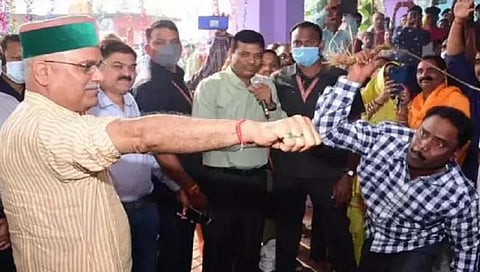 छत्तीसगडचे मुख्‍यमंत्री भूपेश बघेल यांच्‍या हातावर जंजगिरीचे ग्रामस्‍थ बिरेंद्र ठाकुर यांनी चाबकाने फटके मारले. 
