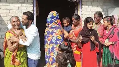  विषारी दारु पिल्‍याने मृत्‍यू झालेल्‍यांच्‍या नातेवाईकांनी केलेला आक्रोश हृदय पिळवटून टाकणारा ठरला.