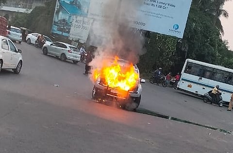 वडगाव फाटा येथे मोटार पेटली ; पोलिसांच्या सतर्कतेमुळे दुर्घटना टळली