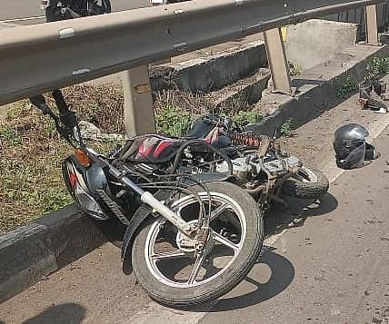 आनेवाडी टोल नाक्‍याजवळ कंटेनरने दुचाकीला चिरडले; वृद्धा ठार