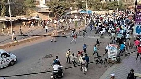 अमरावती शहरात हिंसक झालेल्‍या जमावाला पांगविण्‍यासाठी
पोलिसांनी लाठीचार्ज केला.