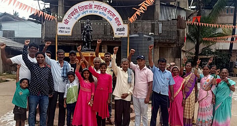 जळगे : दिवाळीच्या दिवशीही गावच्या छ. शिवाजी महाराज चौकात सीमाप्रश्नाच्या सुटकेपर्यंत आपला निर्धार कायम असल्याचे दर्शविण्यासाठी जमलेले ग्रामस्थ.
