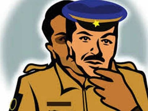 पोलिस असल्‍याचे भासवून वृद्ध व्यापाऱ्याची भर रस्त्यात फसवणूक, ३५ हजारांचे साेने लंपास