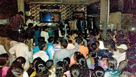 खोची मध्ये संतप्‍त महिलांचा दारूअड्ड्यांवर हल्‍लाबोल