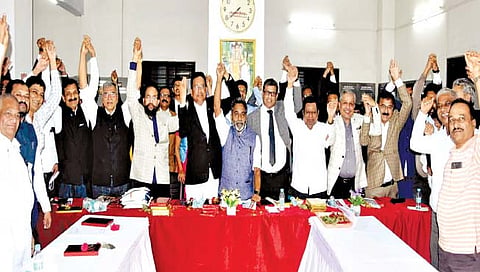 कोल्हापूर : मुंबई उच्च न्यायालयाच्या कोल्हापूर खंडपीठासाठी निर्णायक आंदोलनासाठी खंडपीठ कृती नागरी समितीची शुक्रवारी येथे बैठक झाली. मुंबई उच्च न्यायालयाचे निवृत्त न्यायाधीश तानाजी नलावडे यांच्या उपस्थितीत झालेल्या या बैठकीला ज्येष्ठ विधिज्ञ श्रीकांत जाधव, शिवाजीराव राणे, बार असोसिएशनचे अध्यक्ष गिरीश खडके, अ‍ॅड. विवेक घाटगे, वसंतराव भोसले, संग्राम देसाई, महादेवराव आडगुळे, राजेंद्र रावराणे आदी उपस्थित होते. (छाया : पप्पू अत्तार) 