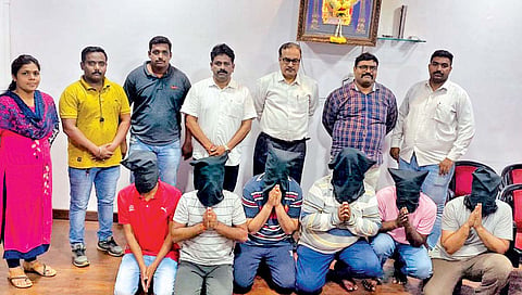 कोल्हापूर : व्यापार्‍यासह बड्या व्यावसायिकांना ‘हनी ट्रॅप’च्या जाळ्यात अडकवून लुटणार्‍या टोळीला स्थानिक गुन्हे अन्वेषणने गुरुवारी जेरबंद केले. (छाया : पप्पू अत्तार)
