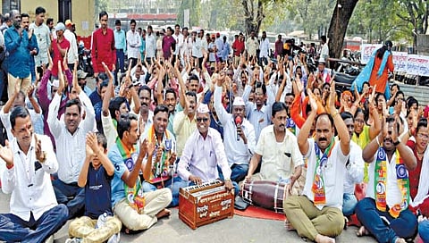 कोल्हापूर : एस. टी. कर्मचार्‍यांचे आंदोलन शनिवारीही सुरू राहिले. मध्यवर्ती बसस्थानक आवारात कर्मचार्‍यांनी भजन करून शासनाचा निषेध केला.                                                             (छाया : पप्पू अत्तार)