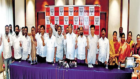 कोल्हापूर : विधान परिषद निवडणुकीच्या पार्श्वभूमीवर भारतीय जनता पक्षाच्या पदाधिकार्‍यांची बैठक झाली. या बैठकीस प्रदेशाध्यक्ष आ. चंद्रकांत पाटील, आ. प्रकाश आवाडे, सुरेश हाळवणकर, अमल महाडिक,  समरजितसिंह घाटगे, राहुल चिकोडे, महेश जाधव, प्रा. जयंत पाटील, राहुल आवाडे, इचलकरंजीच्या नगराध्यक्ष अलका स्वामी, जयसिंगपूरच्या नगराध्यक्ष डॉ. नीता माने, पन्हाळा नगराध्यक्ष रूपाली धडेल, हुपरीच्या नगराध्यक्ष जयश्री गाट आदी उपस्थित होते.(छाया : पप्पू अत्तार)