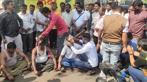 एसटी : पुणे विभागातील २६ कर्मचारी निलंबित; विश्रांतीगृह, स्‍वच्छतागृह बंद, कर्मचाऱ्यांचे मुंडण आंदोलन