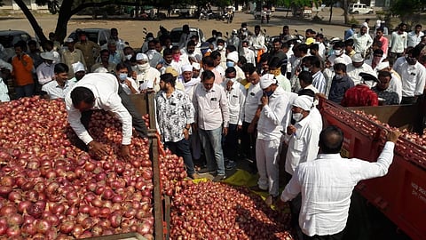 लासलगाव : दुसऱ्या दिवशीही कांदा दरात घसरण; शेतकऱ्यांत अस्‍वस्‍थता