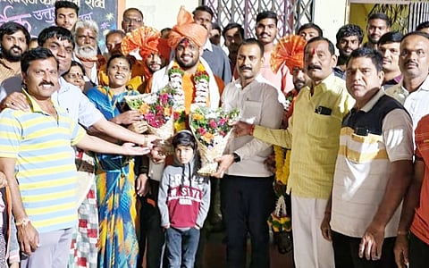 पुणे : राष्‍ट्रीय कुस्‍ती विजेत्‍या शिवराज राक्षे ची गावात जंगी मिरवणूक