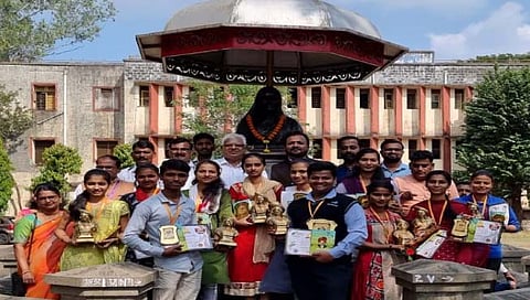 कोल्हापूर : ‘हेरिटेज कोल्हापूर’ निबंध स्पर्धेतील विजेत्या स्पर्धकांसोबत डॉ. संदीप पाटील, प्रा. डॉ. जे. के. पवार, उदय पाटील, प्राचार्य डॉ. अरुण पौडमल, गणेशकुमार खोडके आदी.  		        (छाया : पप्पू अत्तार)