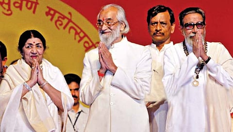गानसम्राज्ञी लता मंगेशकर आणि शिवसेनाप्रमुख बाळासाहेब ठाकरे यांच्यासमवेत अभिवादन करताना शिवशाहीर. 