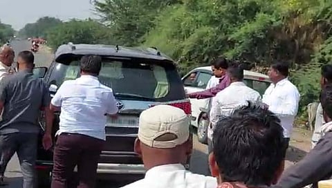 सोलापूर : आमदार प्रशांत परिचारक यांच्या गाडीवर फेकले ऑईल 