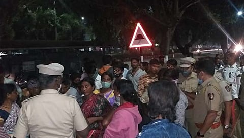 बारामती : पोलीसांच्या भीतीने नदीत उडी, संतप्त जमावाचा उपमुख्यमंत्र्याच्या निवासस्थानाबाहेर ठिय्या 