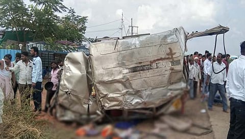 सोलापूर : अक्‍कलकोटहून परतताना काळाचा घाला, जीपचा टायर फुटून भीषण अपघात; ४ जण ठार