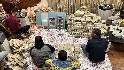 व्यावसायिकाच्या घरात आयकरचा छापा सापडले 150 कोटी; नोटांची मोजणी सुरूच