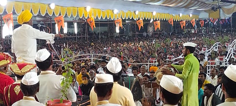 महाराष्ट्रातून वृद्धाश्रमे हद्दपार झाली पाहिजेत : किर्तनकार इंदोरीकर महाराज