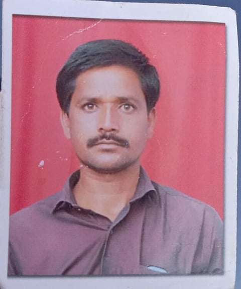 धुळे- सोलापूर राष्ट्रीय महामार्गावर अज्ञात वाहनाच्या धडकेत तरुण जागीच ठार 