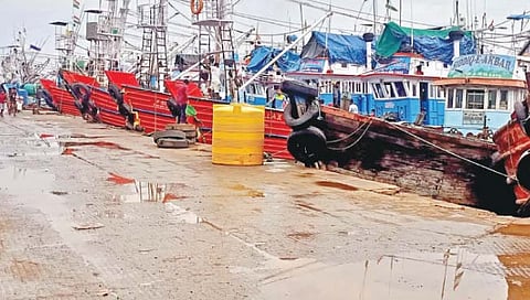 रत्नागिरीत 3 हजार 77  नौकाही बंदरांमध्येच उभ्या