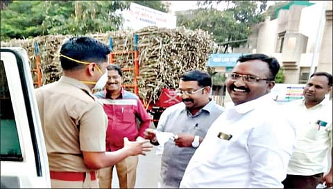 सांगली महापौरांना विनामास्क प्रकरणी पोलिसांचीसुचना