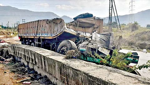 संरक्षक कठड्याला ट्रक धडकल्याने केबिनचा असा चक्‍काचूर झाला होता.