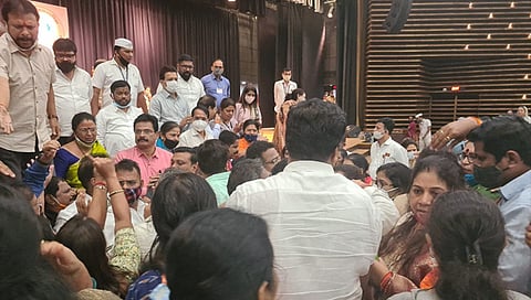 Sena vs BJP corporator : मुंबई पालिका सभागृहात शिवसेना भाजप नगरसेवक भिडले !