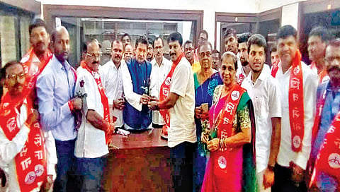 सावंतवाडी : ZP च्या माजी सदस्य आनंदी परब सहकुटुंब शिवबंधनात