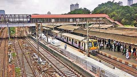 Special Trains : गणपती विसर्जनासाठी मध्य रेल्वेच्या १० उपनगरीय विशेष गाड्या