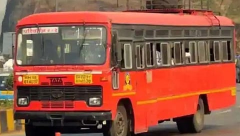 बस न सुटल्याने संतप्त प्रवाशांनी केले आगाराचे गेट बंद