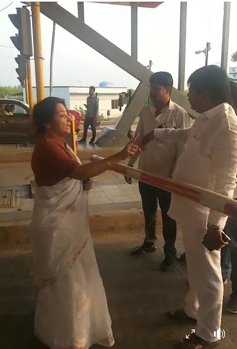 चाळकवाडी येथील टोल नाक्यावर मद्यधुंद कर्मचाऱ्याने वाद घातल्यानंतर जाब विचारताना कोमल ढोबळे साळुंके.