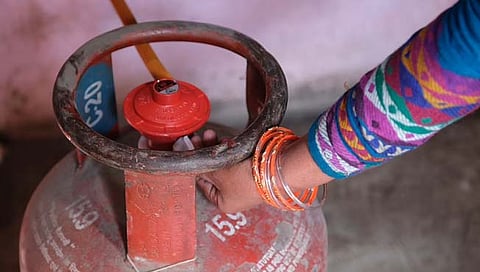 LPG Cylinder : घरगुती सिलिंडर वजनात बदल करण्‍याचा केंद्र सरकारचा विचार