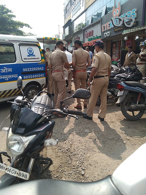 चंद्रभागा हॉटेलसमोर याच ठिकाणी सोमवारी दुपारी समीर ऊर्फ लालबादशाह हुसेन मनुर यांचा खून करण्यात आला. 