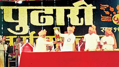 दैनिक ‘पुढारी’च्या सुवर्ण महोत्सवानिमित्त झालेल्या कार्यक्रमात बोलताना तत्कालीन पंतप्रधान राजीव गांधी. व्यासपीठावर डावीकडून माझ्यासह तत्कालीन राज्यपाल के. ब्रह्मानंद रेड्डी, मुख्यमंत्री शरद पवार, केंद्रीय मंत्री बी. शंकरानंद.